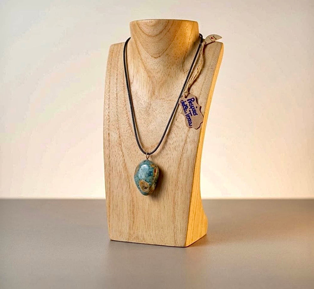 Collana Artigianale con pietra minerale naturale della Valsesia su display di legno.