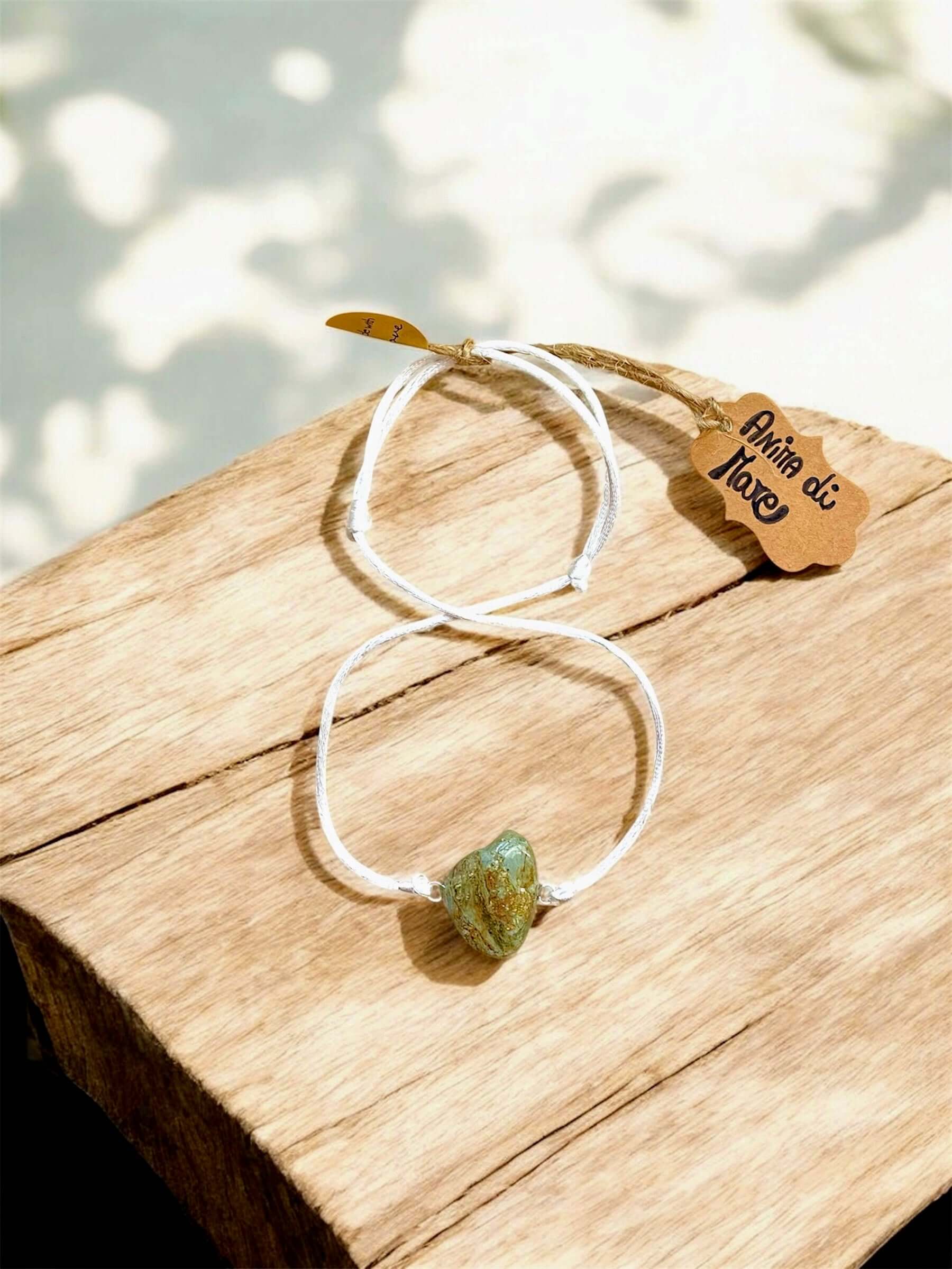 Collier Artigianale con Pietra Naturale dei Fiumi della Valsesia - Anima di mare su un tavolo di legno.