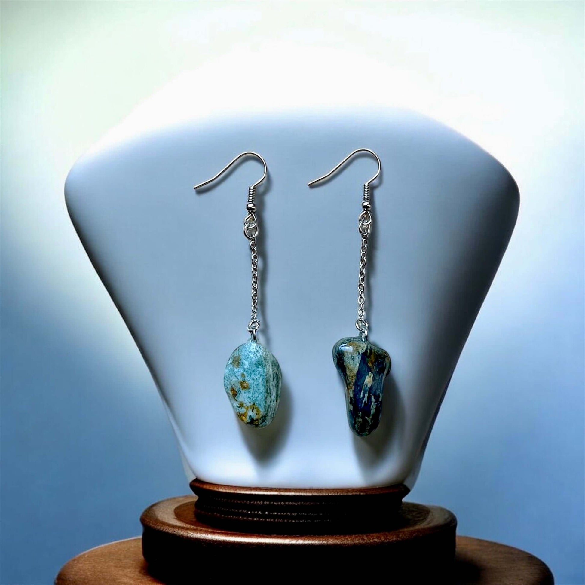 Orecchini Pendenti Artigianali con Pietre Naturali della Valsesia, realizzati a mano con pietre uniche e colorate.