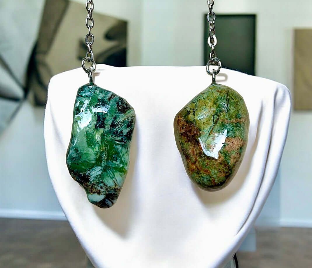 Orecchini Pendenti in pietre naturali della Valsesia, design unico e artigianale su sfondo elegante.