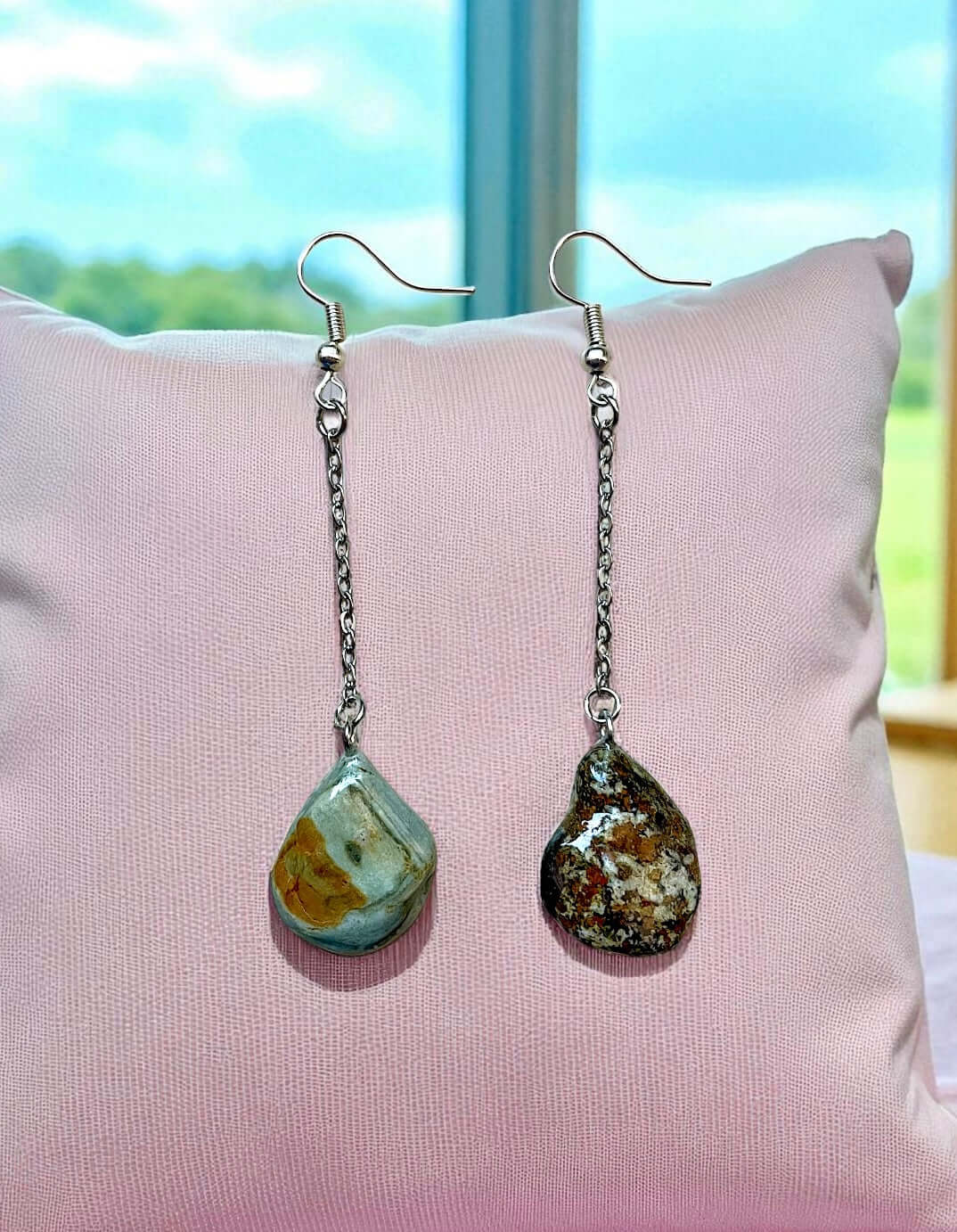 Orecchini Pendenti Artigianali con Pietre Naturali della Valsesia, realizzati a mano con pietre uniche.