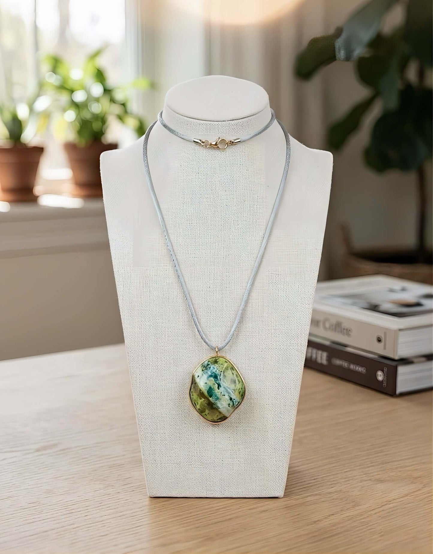 Collana Artigianale con Pietra Minerale Naturale dei Fiumi della Valsesia – Cuore di Sottobosco esposta su busto