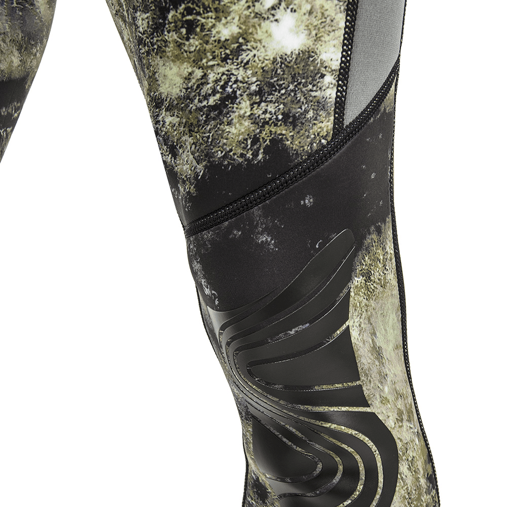 Un dettaglio dei pantaloni Abysstar Sidney Camo C/P 2,5 mm in pattern mimetico per la pesca in apnea.
