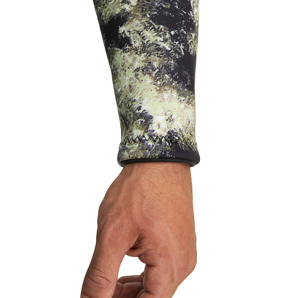 Abysstar Sidney Camo C/P 2,5 mm close-up of arm sleeve showcasing camouflage design for underwater activities.