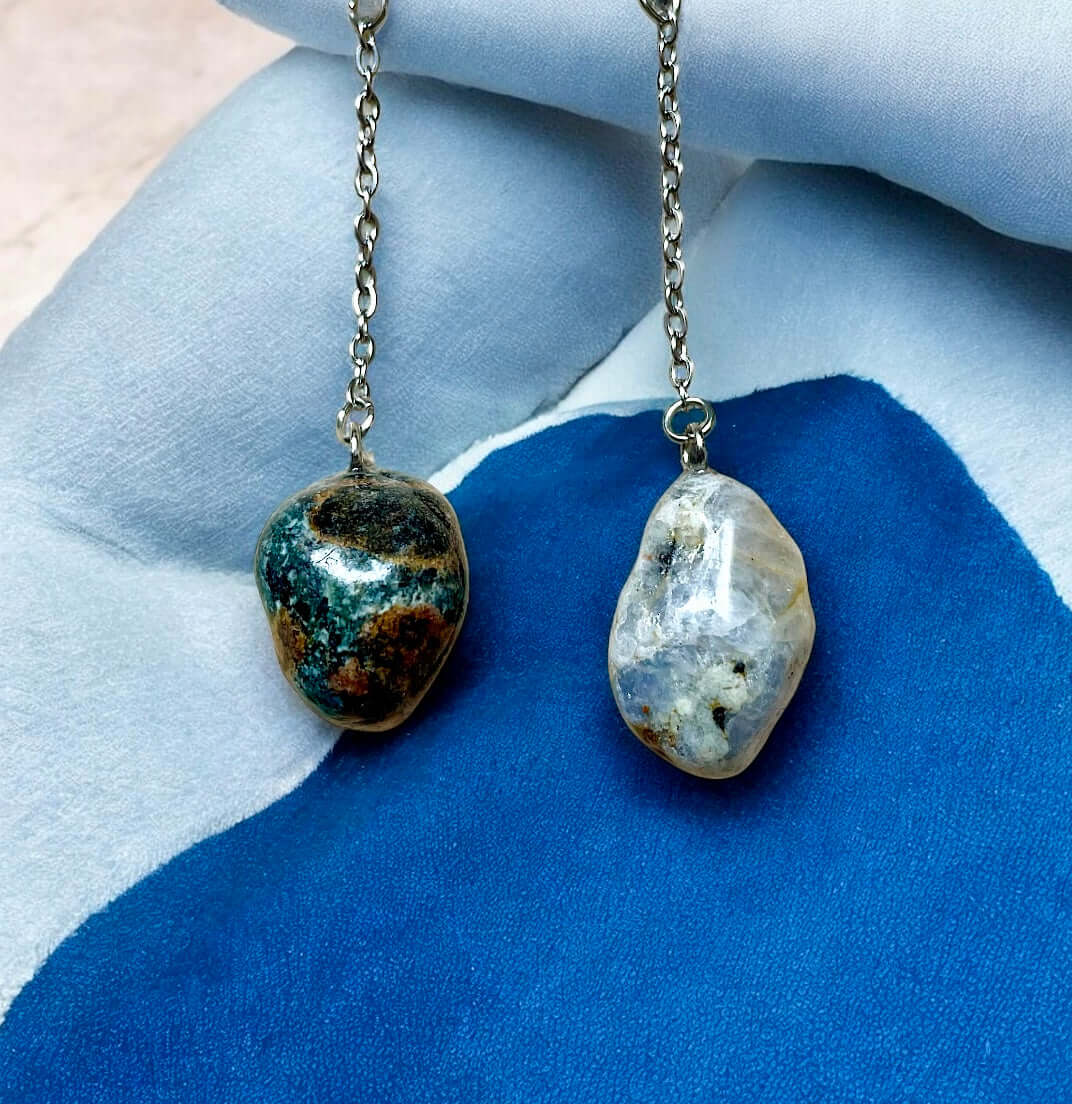 Orecchini Pendenti con pietre naturali uniche su sfondo blu, artigianali dalla Valsesia.