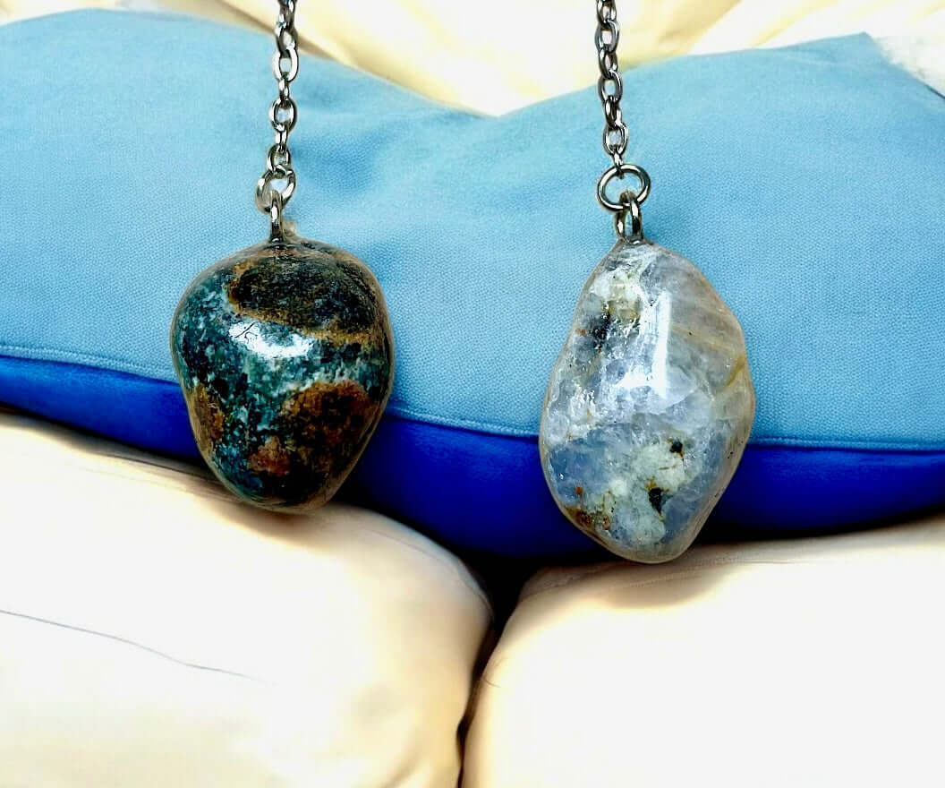 Orecchini Pendenti con pietre naturali uniche su sfondo blu, artigianali dalla Valsesia.