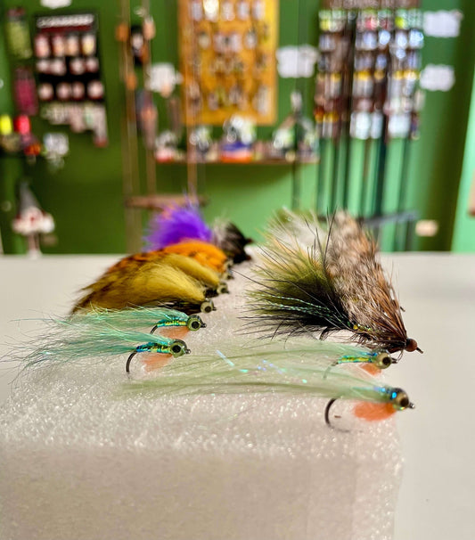 Fish Baits crafted streamer artigianali displayed on foam, showcasing quality materials and vibrant colors for fishing.