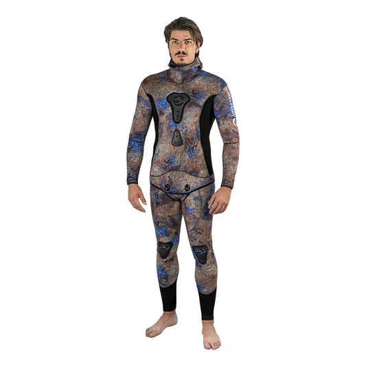 Abysstar Octoskin muta in neoprene Jako, progettata per apnea e pesca subacquea, con mimetismo del polpo.