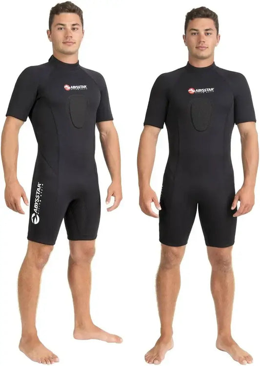 Muta Corta Uomo Abysstar Sea Spring 2,5 mm indossata da uomo, ideale per snorkeling e apnea.