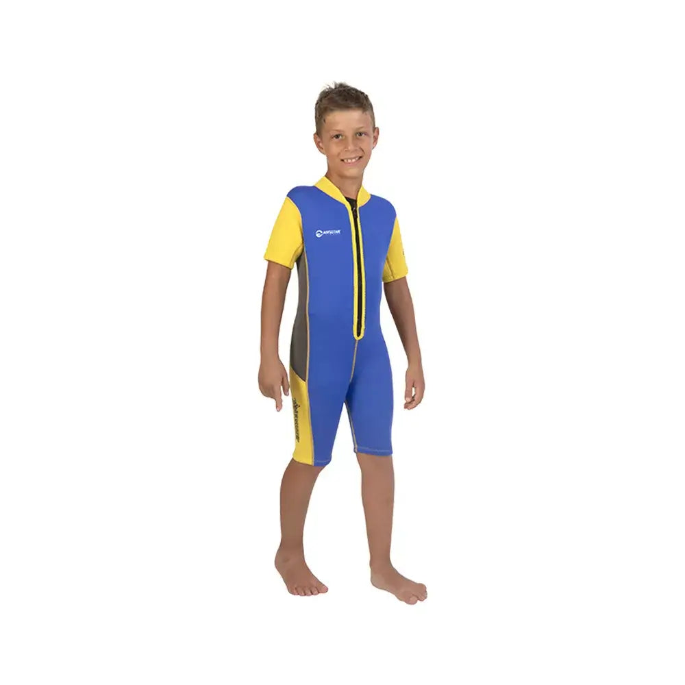 Bambino con muta corta Abysstar Shorty Sea Spring Baby 2,5 mm, pronta per snorkeling e nuoto.