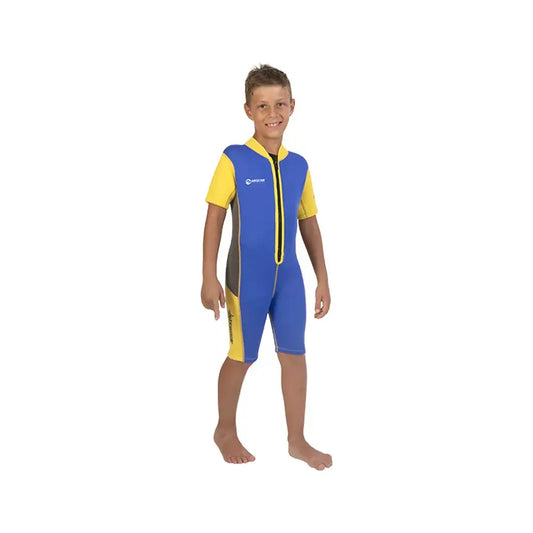 Bambino con muta corta Abysstar Shorty Sea Spring Baby 2,5 mm, pronta per snorkeling e nuoto.