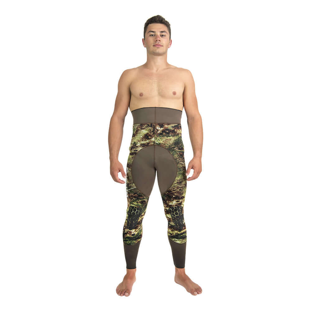Abysstar Grouper EVO wetsuit displayed on a model, showcasing 3D camouflage design for apnea and pesce sub.