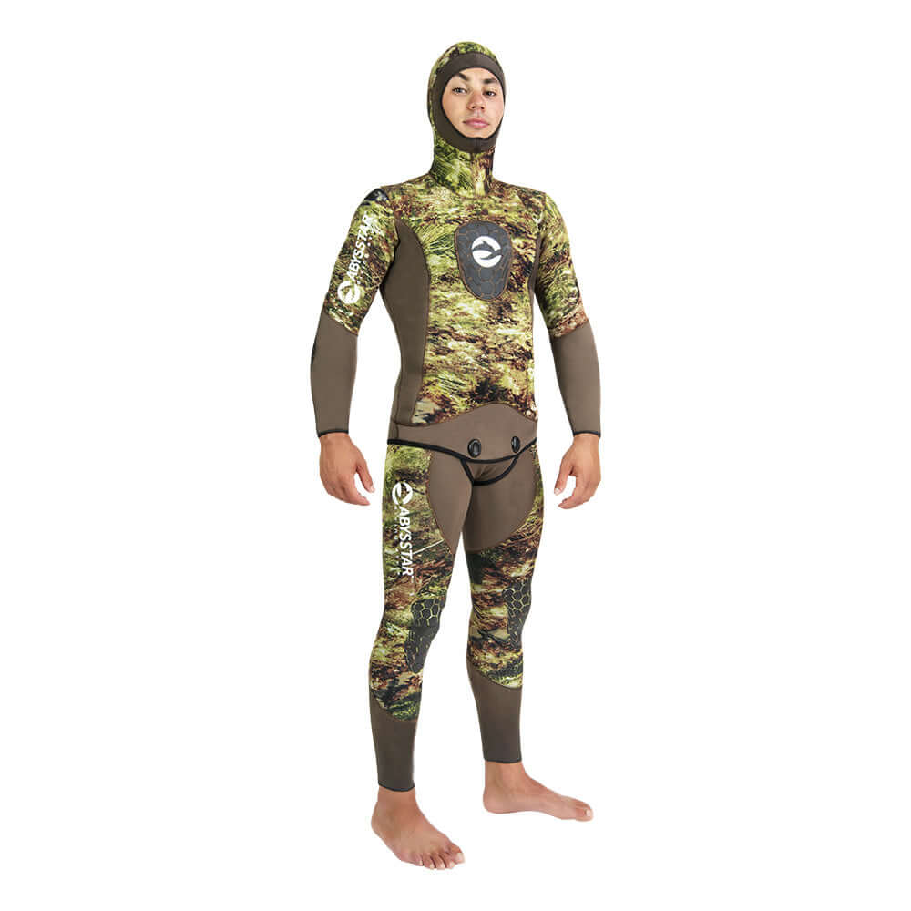 Abysstar Grouper EVO neoprene wetsuit for apnea and spearfishing, featuring 3D camo design and maximum freedom of movement.