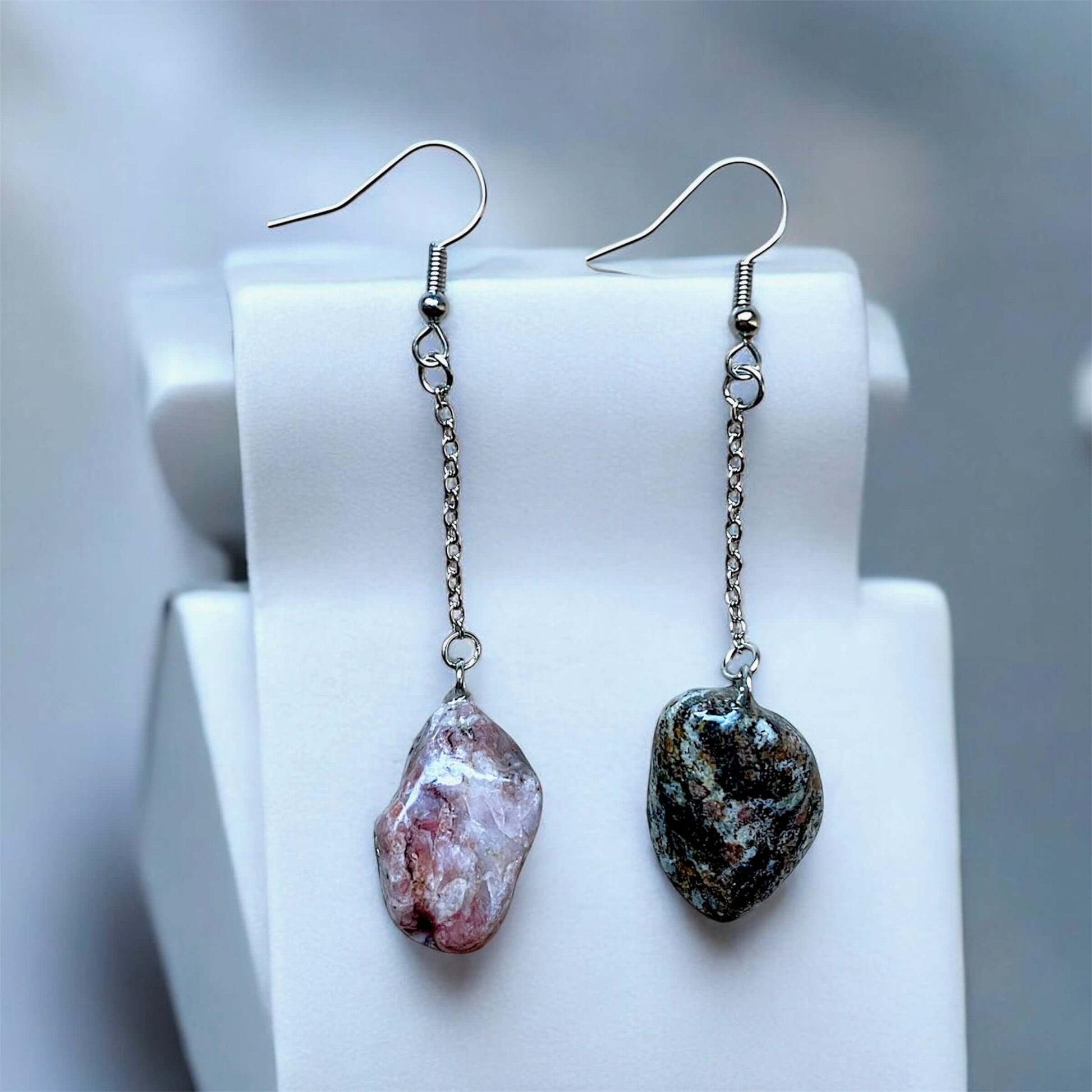 Orecchini Pendenti con pietre naturali artigianali della Valsesia, unici e autentici.