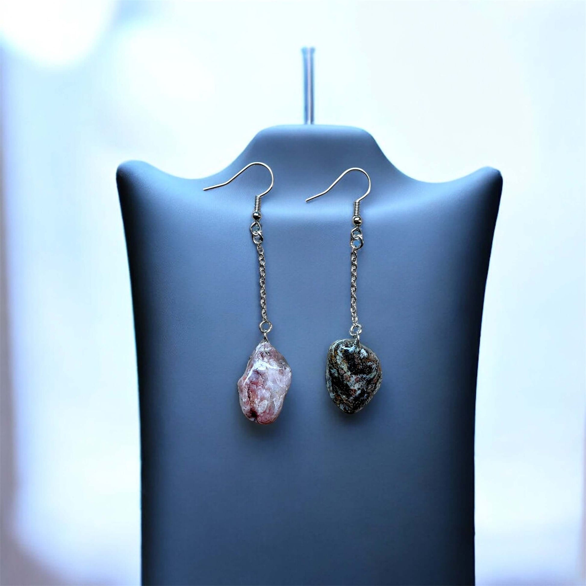 Orecchini Pendenti con pietre naturali artigianali della Valsesia, unici e autentici.