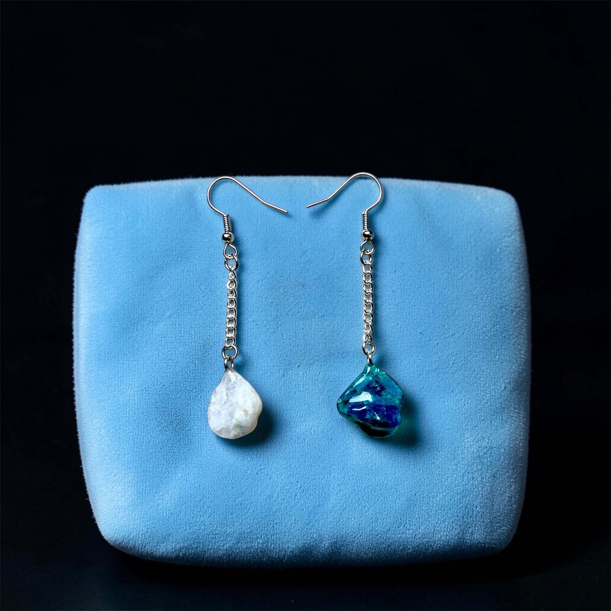 Orecchini Pendenti Artigianali con Pietre Naturali della Valsesia, azzurrite e pietra focaia bianca, contrasto tra cielo e terra