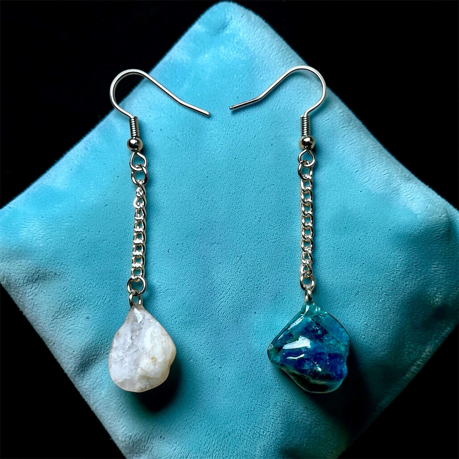 Orecchini Pendenti Artigianali con Pietre Naturali della Valsesia, azzurrite e pietra focaia bianca, contrasto tra cielo e terra