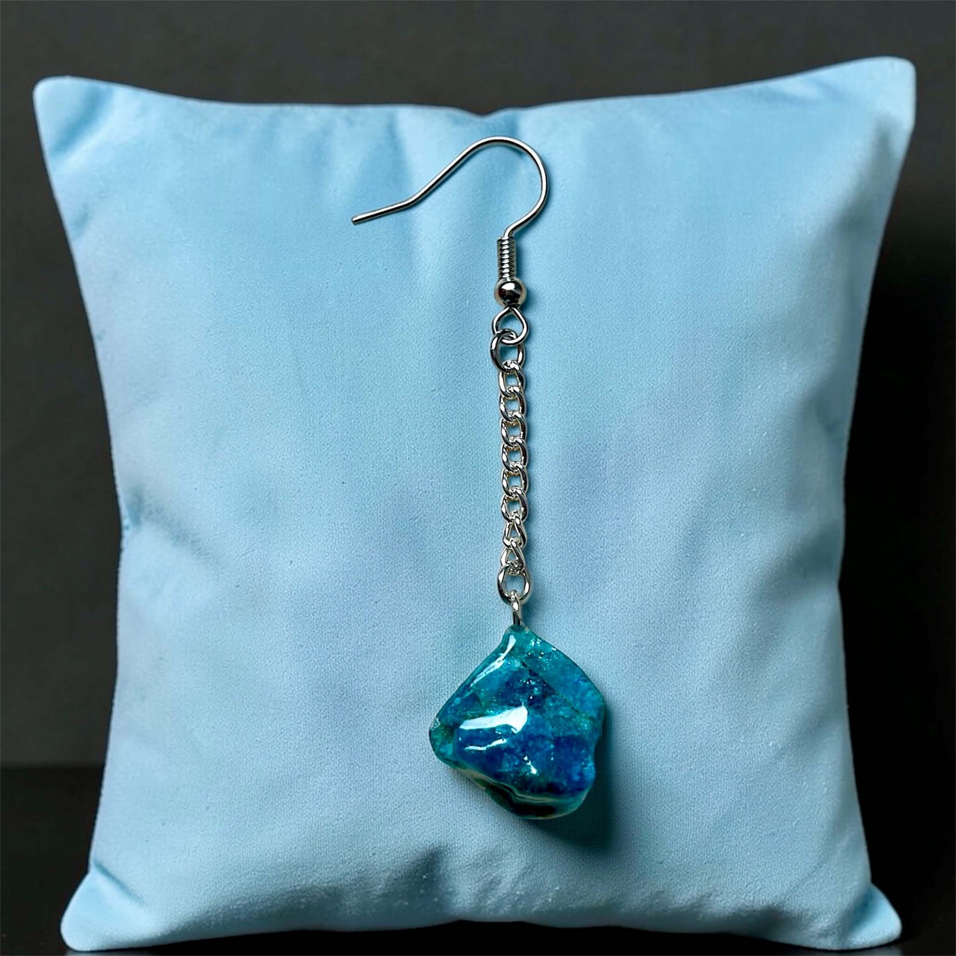Orecchini Pendenti Artigianali con Pietre Naturali della Valsesia in azzurrite su cuscino blu
