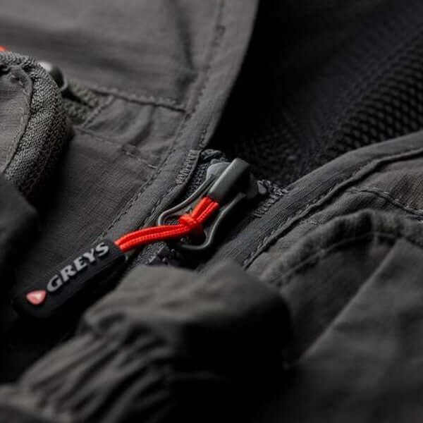 Dettaglio della zip del Greys Tail Fly Vest con cordino rosso per chiudere facilmente.