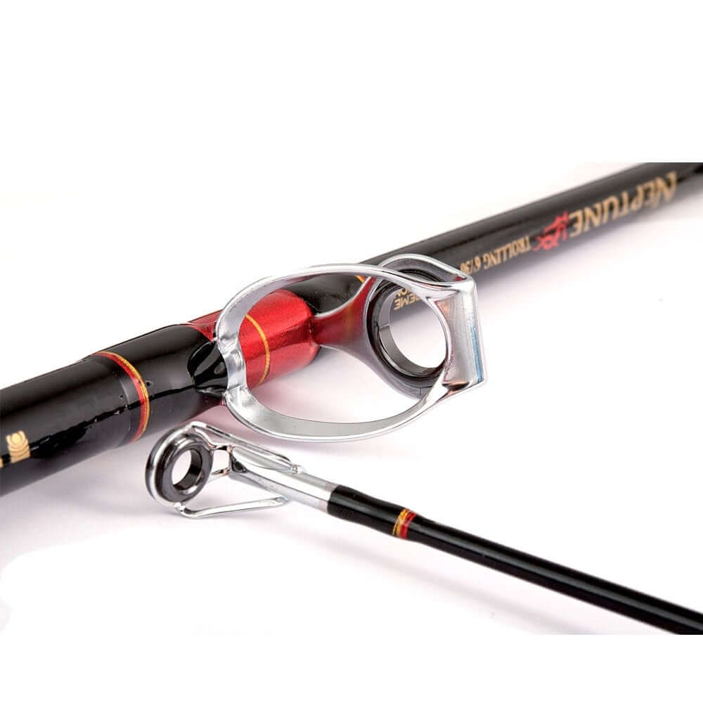 Neptune XT Trolling canna da pesca con anelli in metallo e finiture rosse e nere.