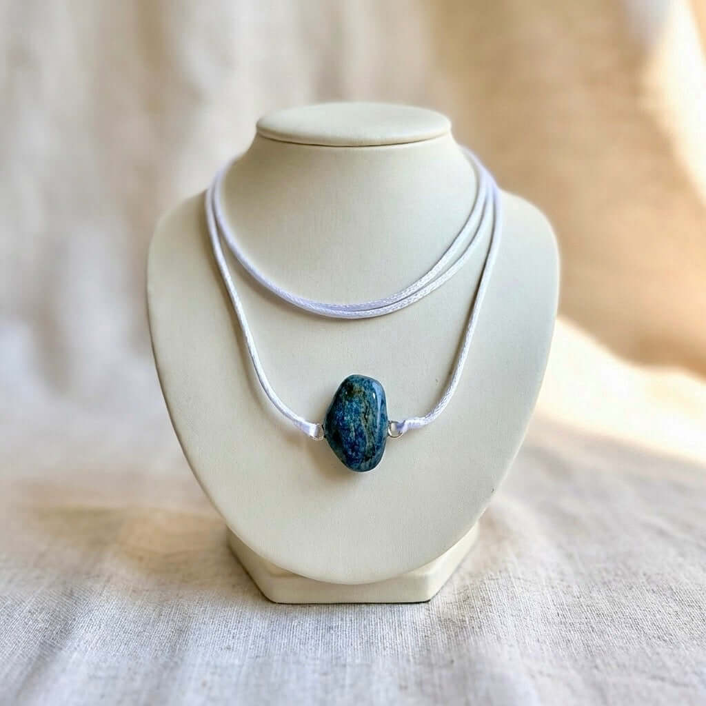 Collier Artigianale con Gemma Naturale dei Fiumi della Valsesia su supporto elegante