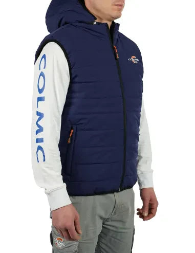 Gilet Piumino Tecnico WR in blu, ideale per il comfort e la libertà di movimento durante la pesca in condizioni fredde.