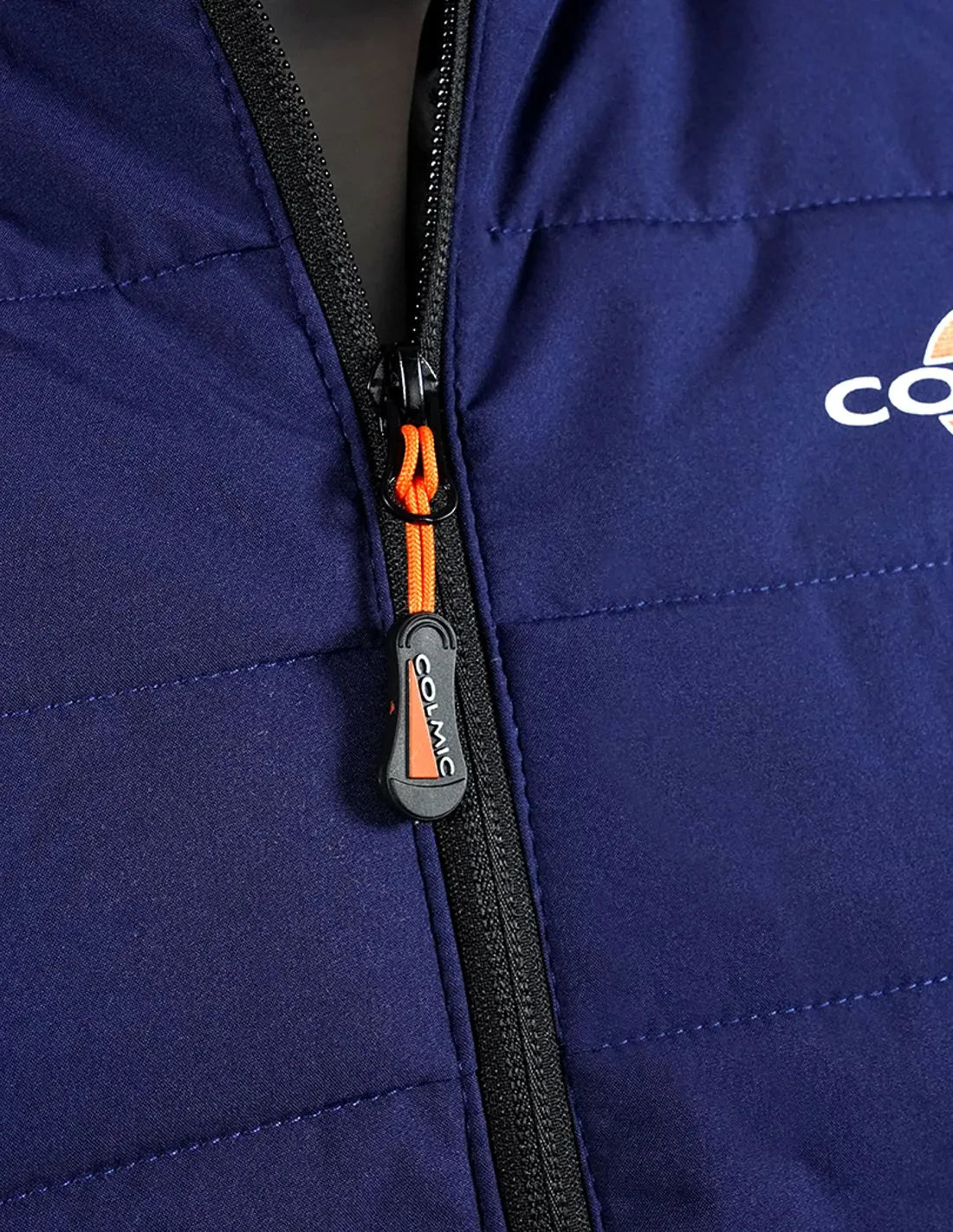 Gilet Piumino Tecnico WR in blu, ideale per il comfort e la libertà di movimento durante la pesca in condizioni fredde.
