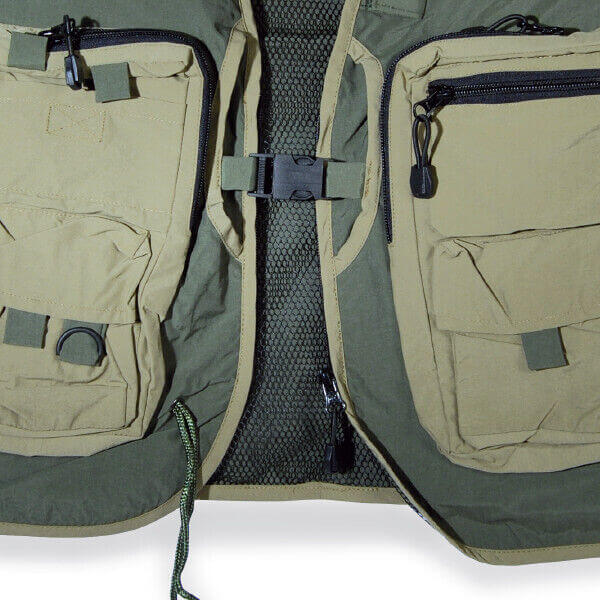 Gilet da Pesca Camor con tasche multiple, ideale per pescatori in movimento e organizzazione efficace durante la pesca.
