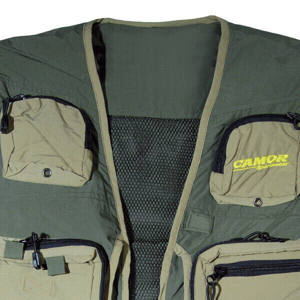 Gilet da Pesca Camor con tasche multiple, progettato per la pesca all'aperto e massima organizzazione.