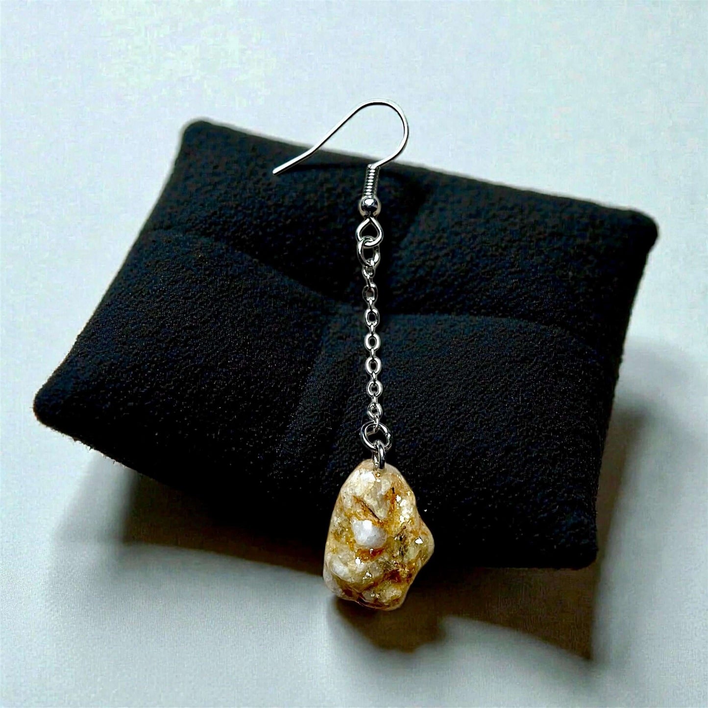 Orecchini Pendenti Artigianali con Pietre Naturali della Valsesia, in oro e blu minerale, su base nera.