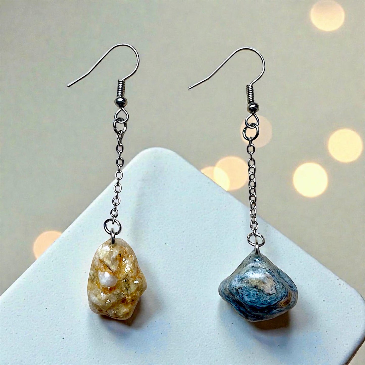 Orecchini Pendenti Artigianali con Pietre Naturali della Valsesia, con pietre avorio e blu minerale.