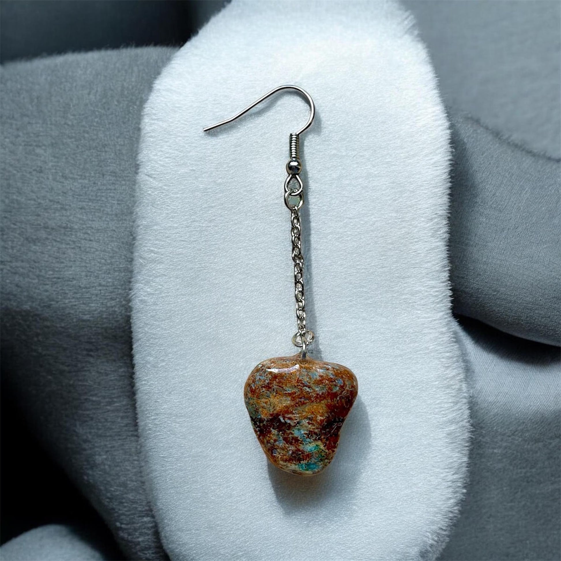 Orecchini Pendenti Artigianali con Pietre Naturali della Valsesia, realizzati con pietra naturale irregolare.