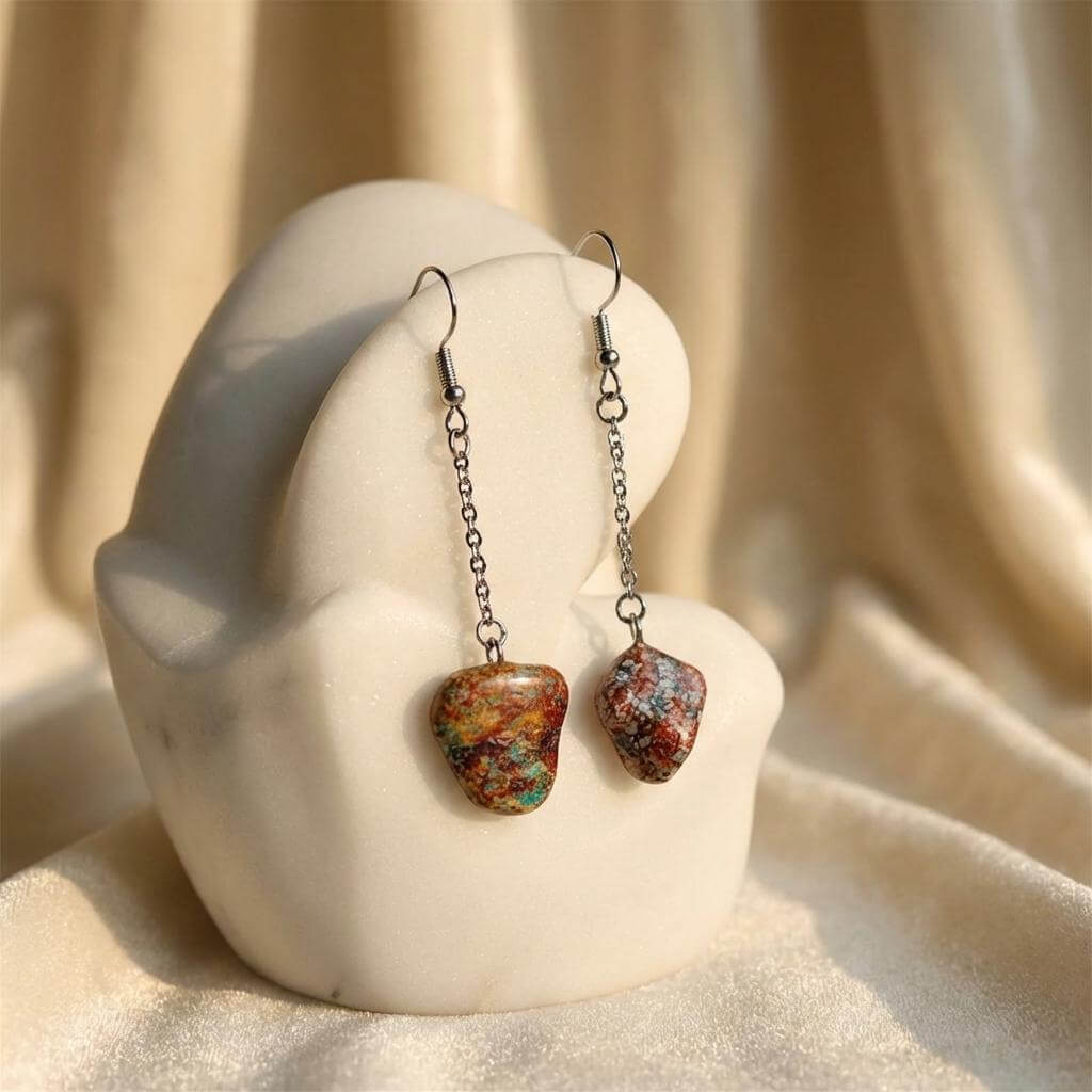 Orecchini Pendenti Artigianali con Pietre Naturali della Valsesia su supporto elegante.