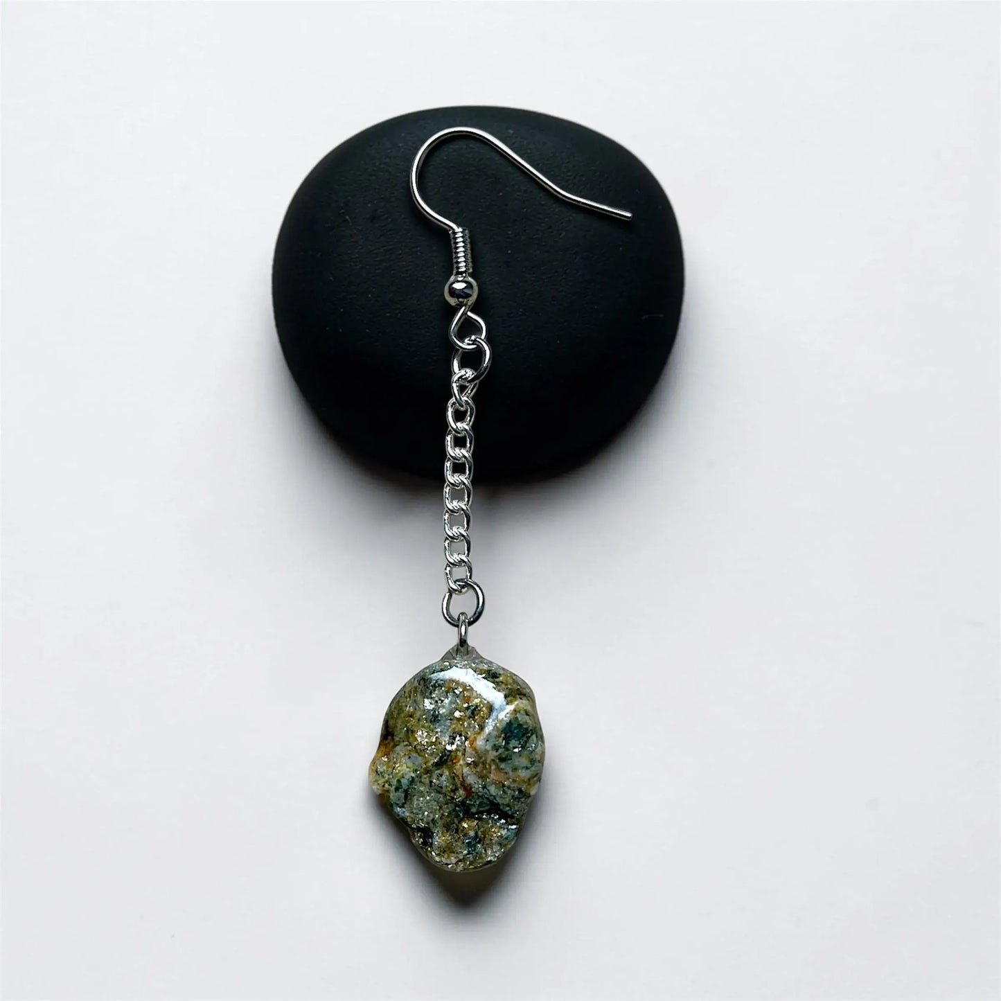 Orecchini Pendenti Artigianali con Pietre Naturali della Valsesia, cristalli verdi e turchesi su sfondo nero.