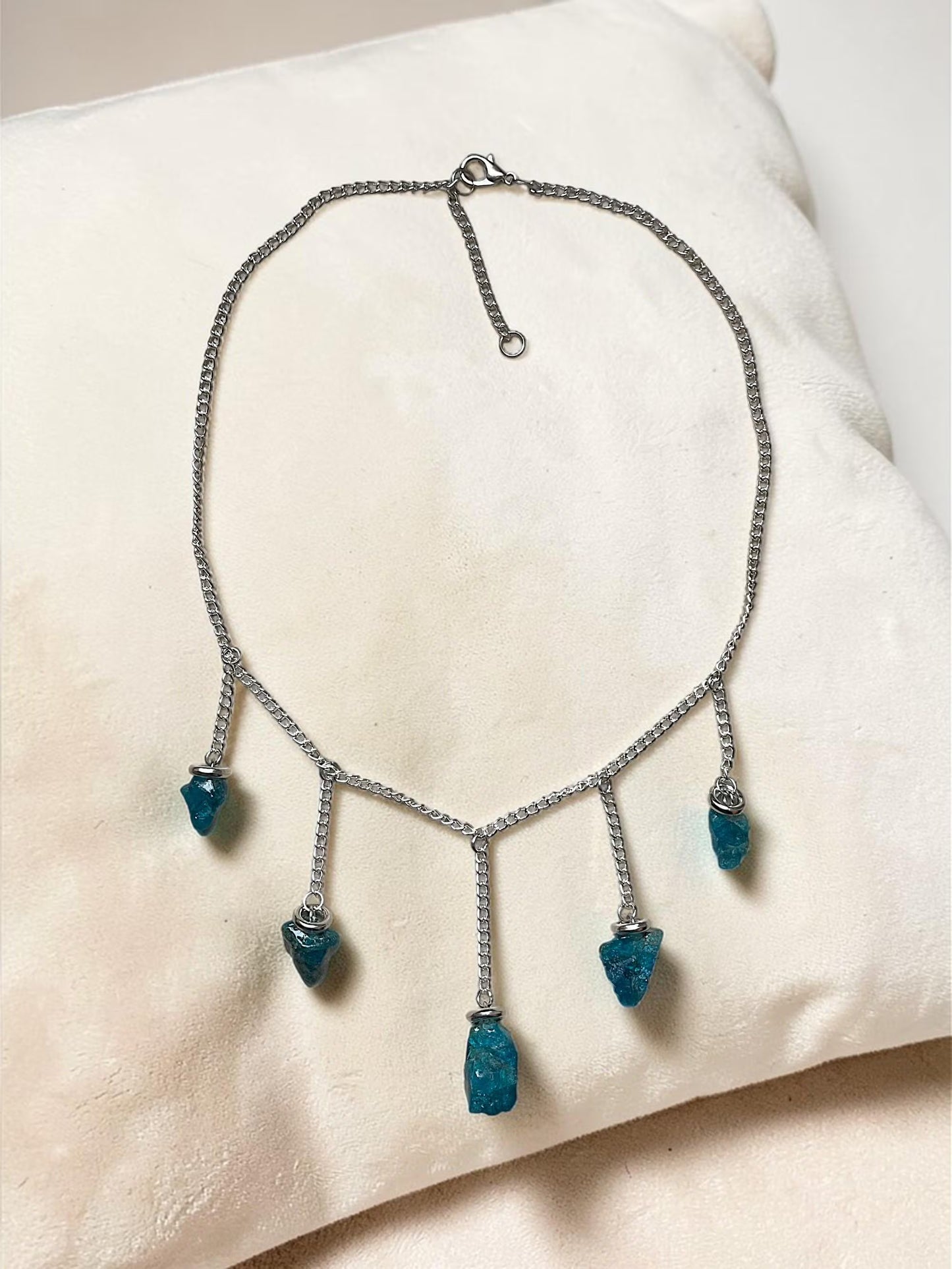 Collana Artigianale con cinque ciondoli di Azzurrite Grezza.