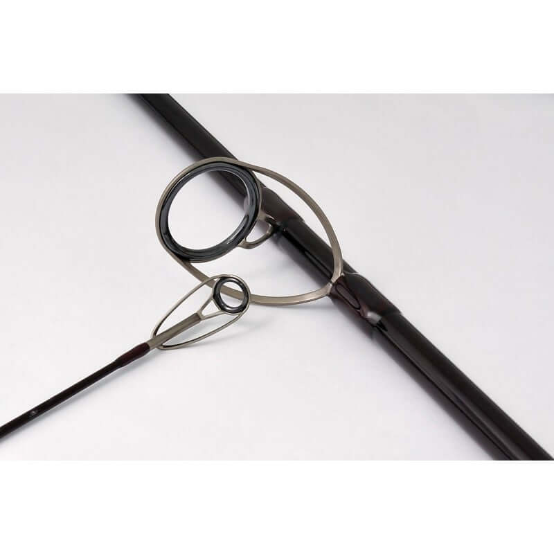 Dettaglio degli anelli sul K-Karp Mizar 3902 fishing rod, evidenziando materiali di alta qualità.