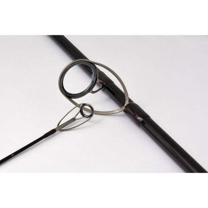 Dettaglio degli anelli sul K-Karp Mizar 3902 fishing rod, evidenziando materiali di alta qualità.