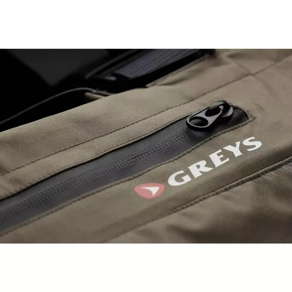  dettaglio della zip dei Greys Tail Breathable Stockingfoot Waders, evidenziando il logo Greys.