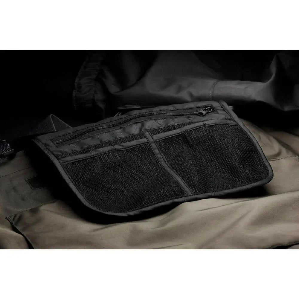 Dettaglio della tasca in rete dei Greys Tail Breathable Stockingfoot Waders, progettata per praticità e spazio di stoccaggio.