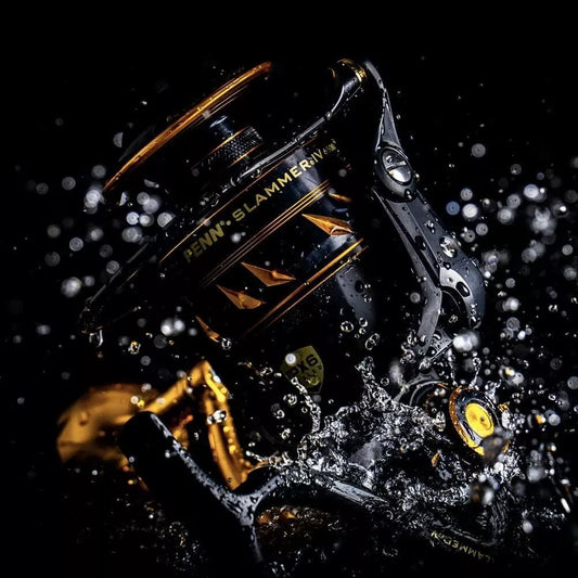 Penn Slammer IV mulinello spinning in action with splashing water against a dark background.