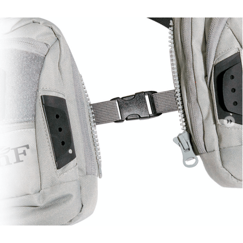 Dettaglio della chiusura e delle tasche del LMF Double Vest Pack, gilet tecnico per la pesca.