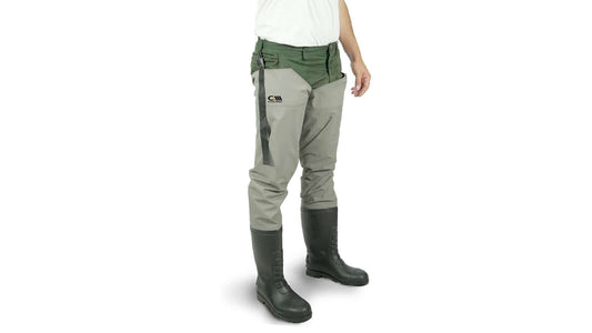 Colmic Scosciati Hip Wader Taslon, abbigliamento da pesca impermeabile e leggero, indossato da un pescatore.