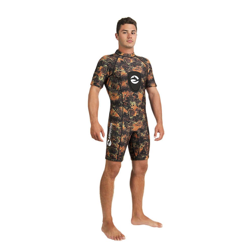 Muta Uomo Abysstar Sea Spring Man Camo C/P 2,5 mm indossata da un modello, perfetta per apnea e snorkeling.