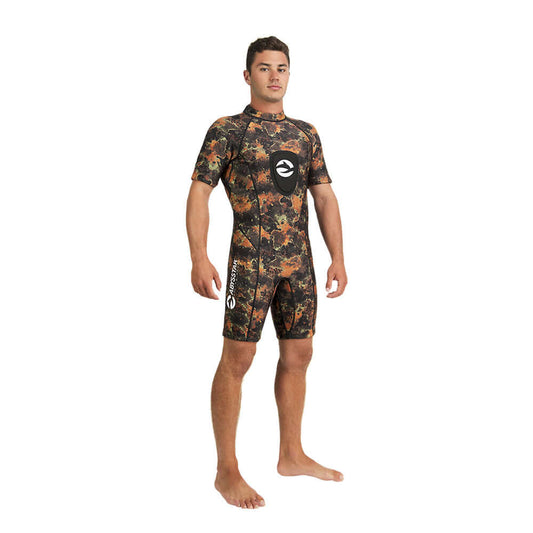 Muta Uomo Abysstar Sea Spring Man Camo C/P 2,5 mm indossata da un modello, perfetta per apnea e snorkeling.