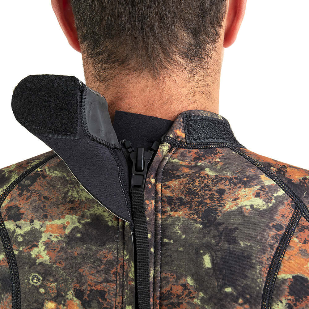 Dettaglio della muta uomo Abysstar Sea Spring con zip e spallina in camo per apnea e snorkeling.