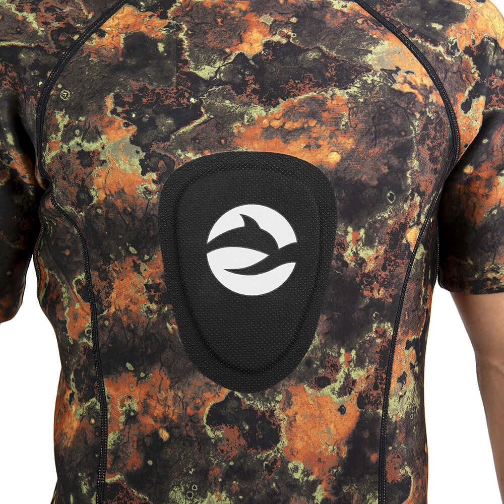 Dettaglio della muta uomo Abysstar Sea Spring Camo, design mimetico per apnea e snorkeling.